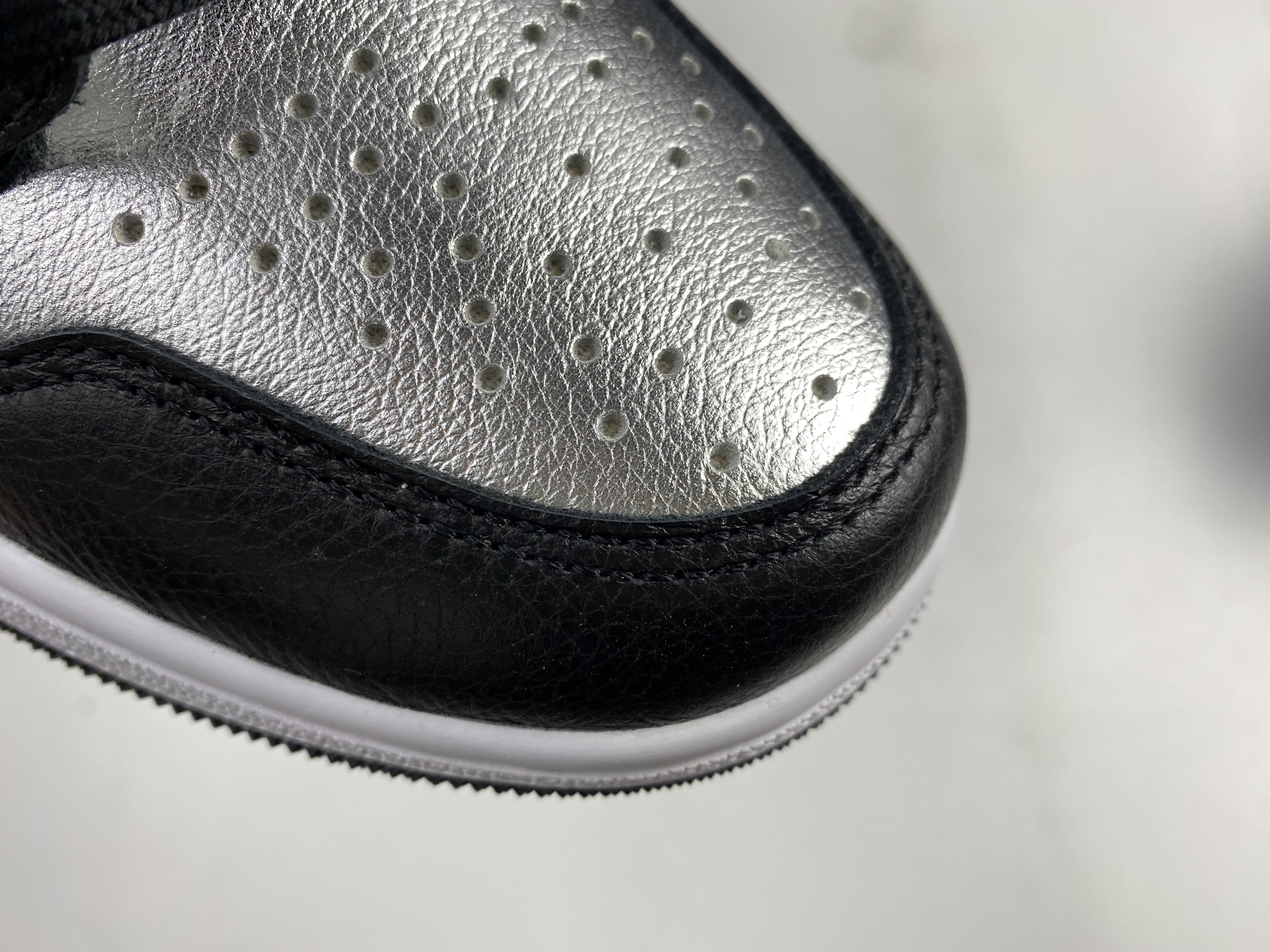 Air Jordan 1 High OG WMNS “Silver Toe” CD0461-001