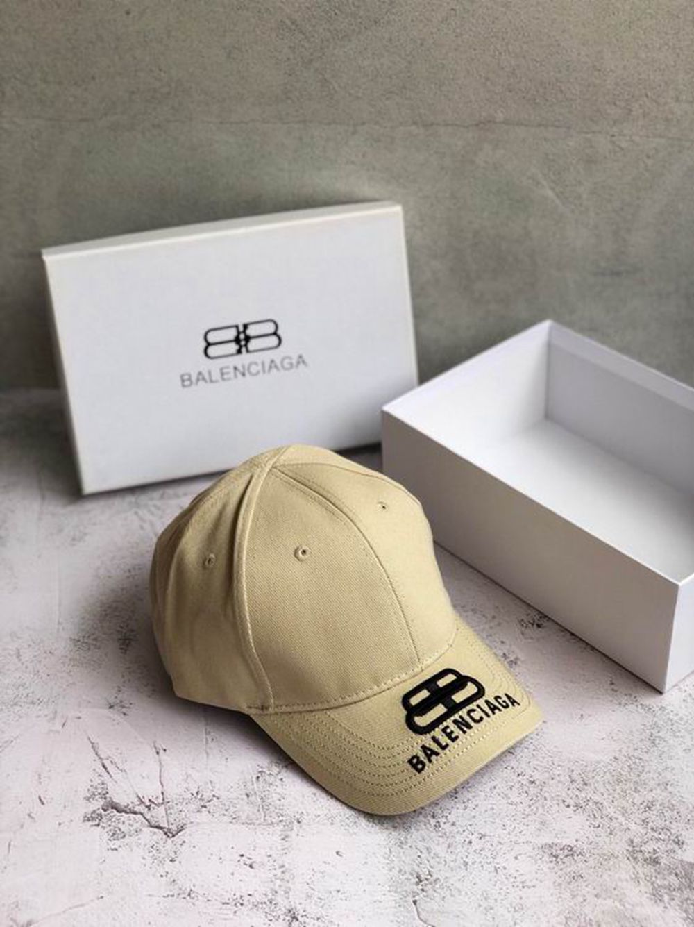 Ba*len*cia*ga hat