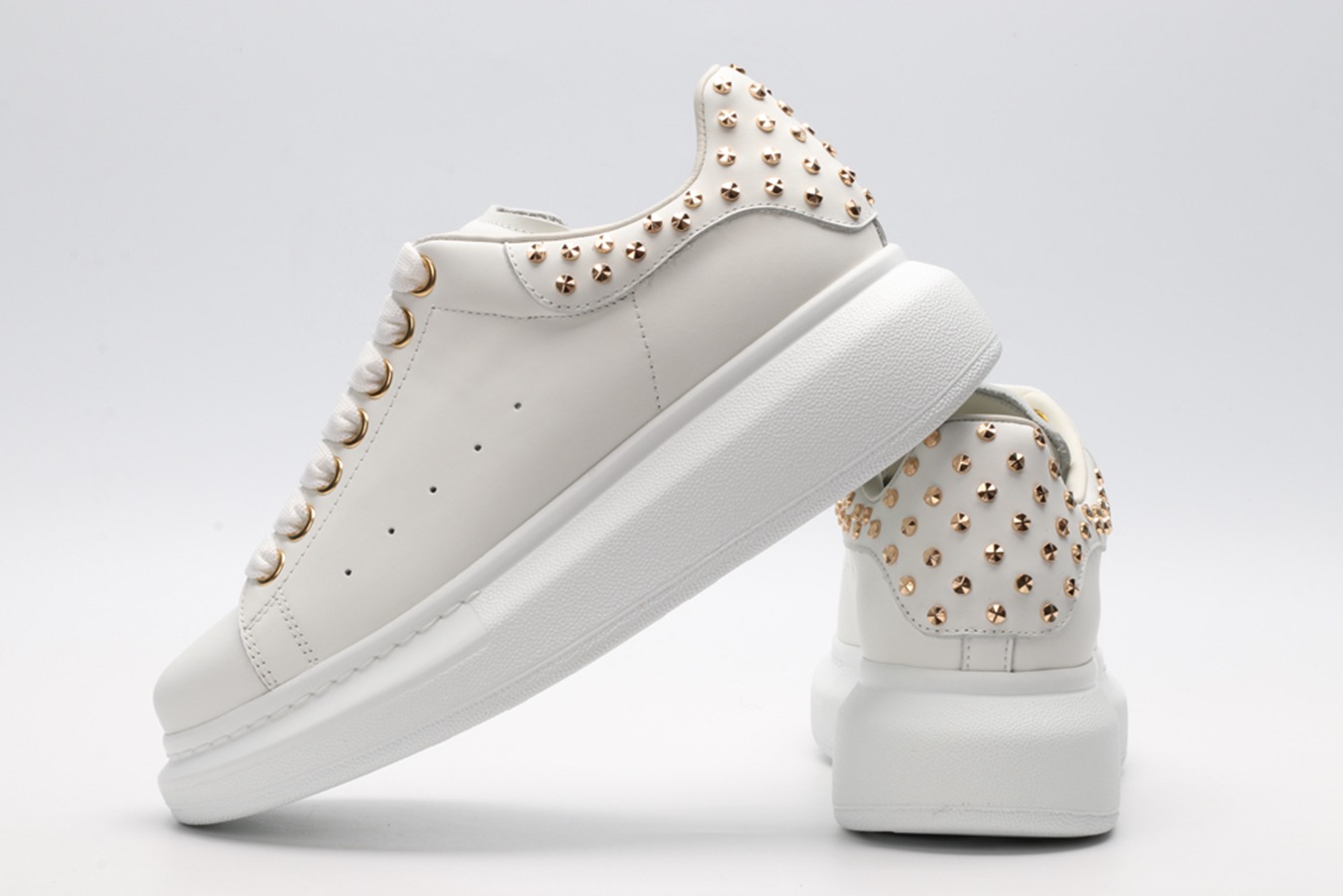 AMQ OVERSIZED SNEAKER with gold-finished hammered stud