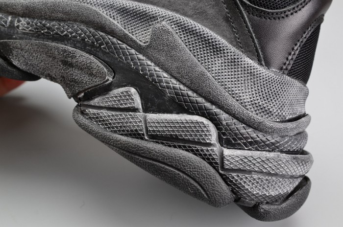 BLG BLACK TRIPLE S TRAINER W06G01001