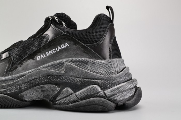 BLG BLACK TRIPLE S TRAINER W06G01001