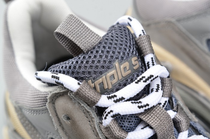 BLG 17FW TRIPLE S WASHED SHOW SNEA GREY  MENS AED2900