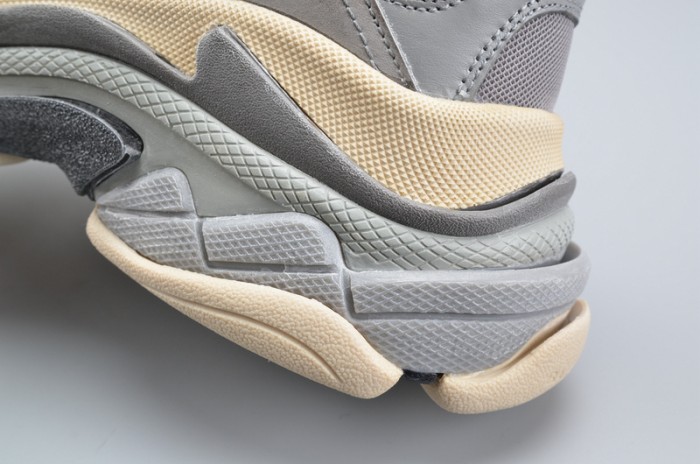 BLG 17FW TRIPLE S WASHED SHOW SNEA GREY  MENS AED2900