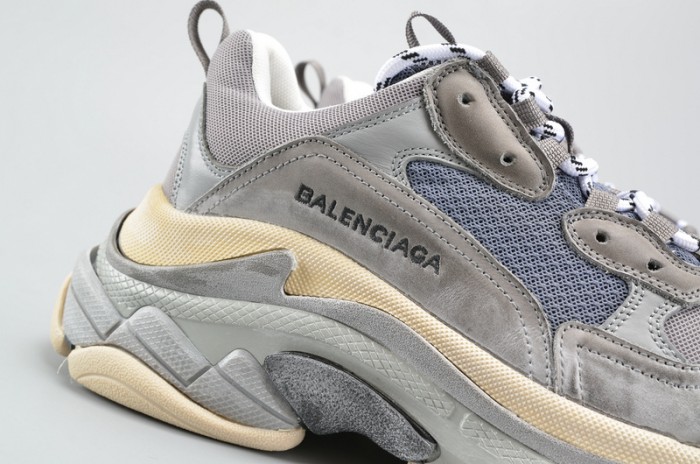 BLG 17FW TRIPLE S WASHED SHOW SNEA GREY  MENS AED2900