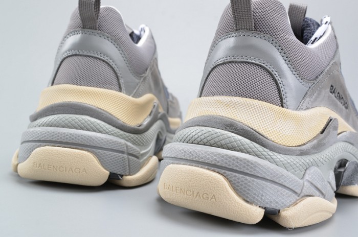 BLG 17FW TRIPLE S WASHED SHOW SNEA GREY  MENS AED2900