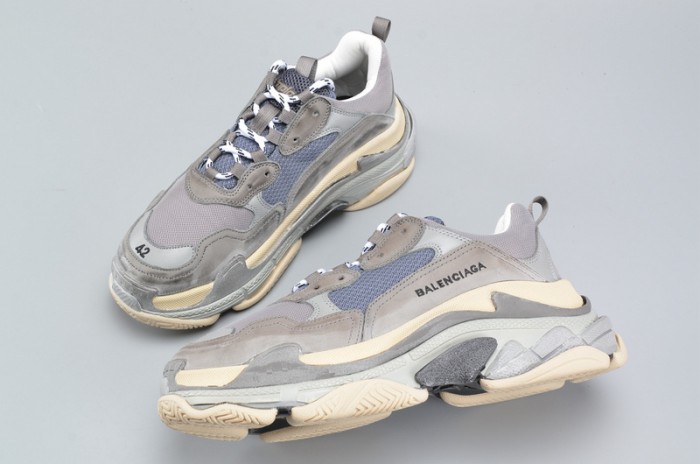 BLG 17FW TRIPLE S WASHED SHOW SNEA GREY  MENS AED2900